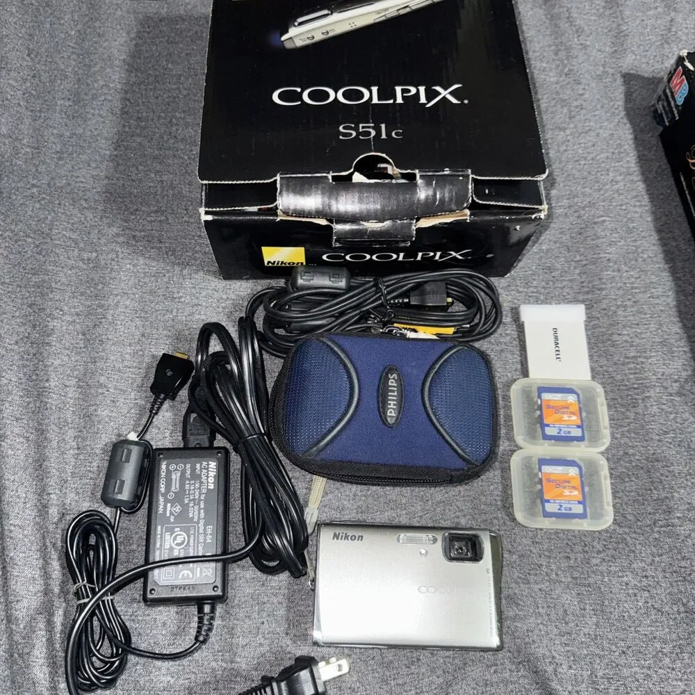 Nikon COOLPIX S51 8.1MP Digital Camera Silver Tested & Working Plus Extras